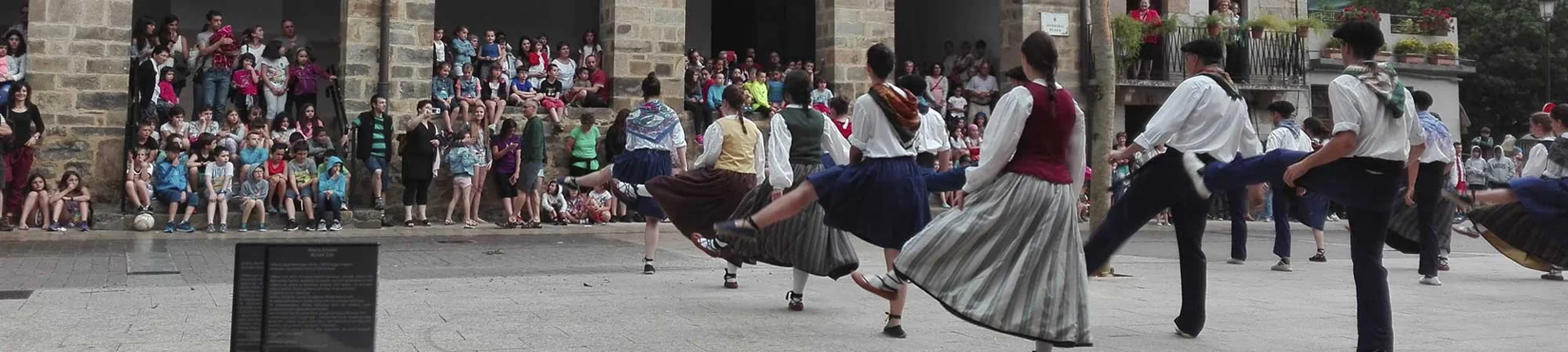 Dantzaris en la plaza de Antzuola